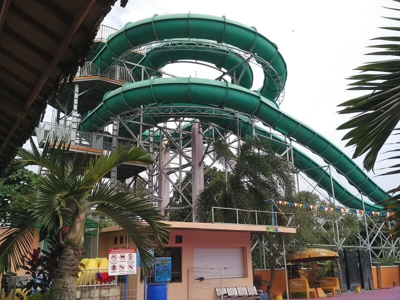 foto kolam renang lembah hijau lampung
