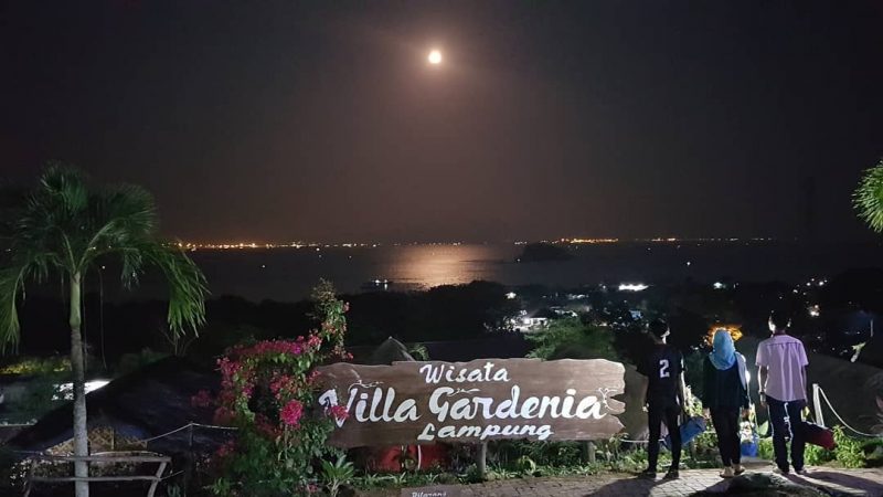 foto gambar villa gardenia lampung malam hari