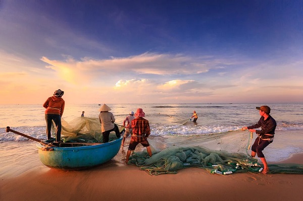 mata pencaharian nelayan di kawasan pantai