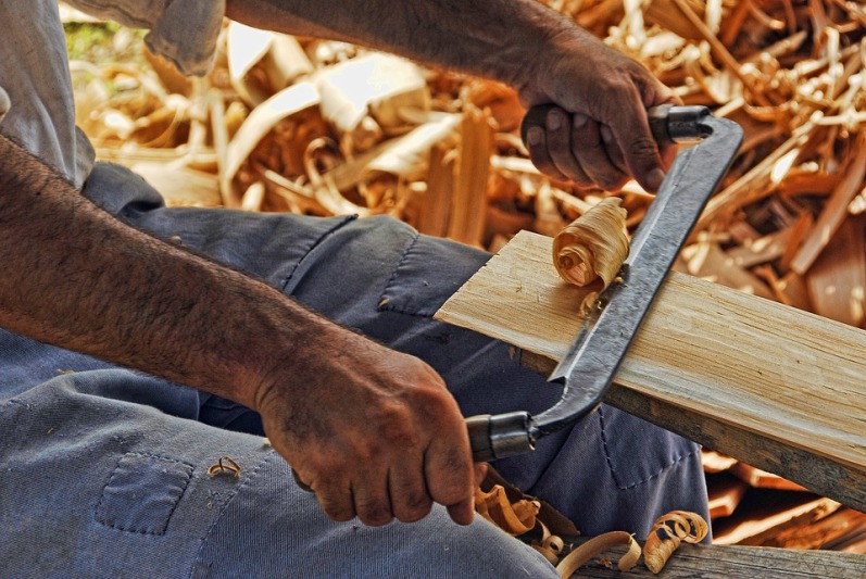 usaha kerajinan kayu unik di desa