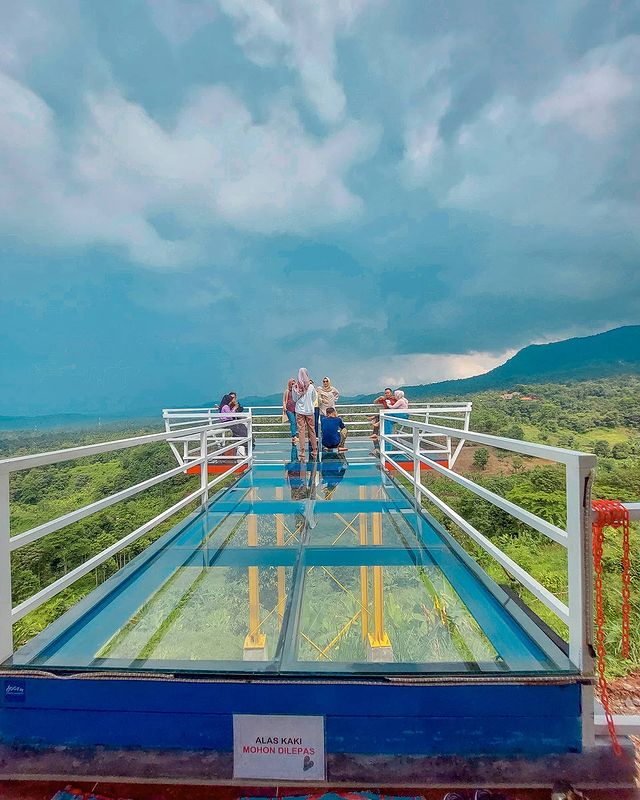 foto wisata tebing vietnam lampung dengan jembatan kacanya