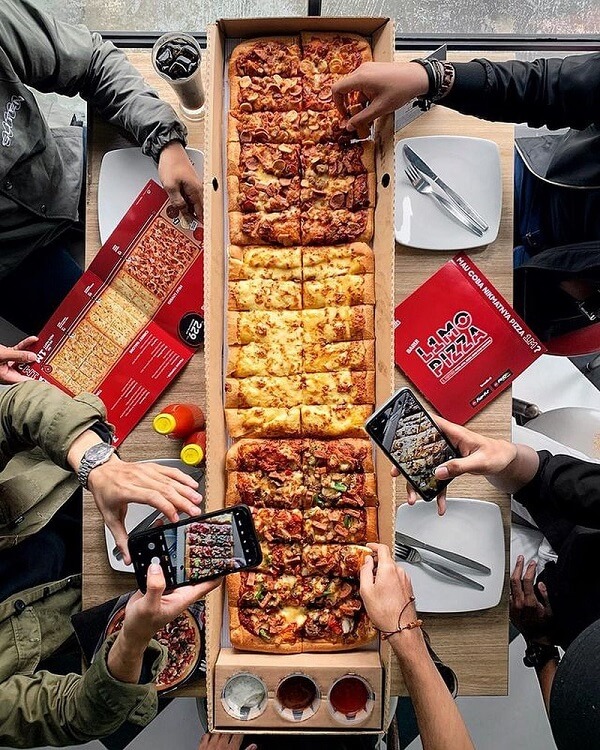 Sensasi Limo Pizza Dengan Ukuran 1 Meter, Bisa Buat Berapa Orang Ya